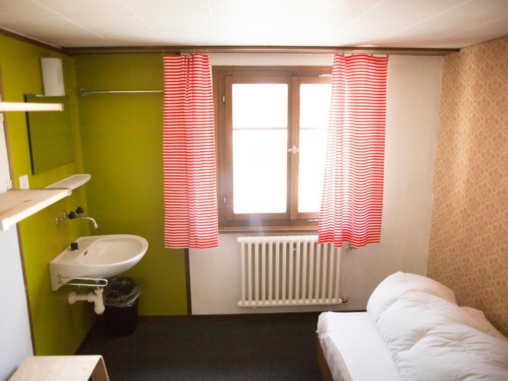 Nangijala Hostel Disentis Habitación foto